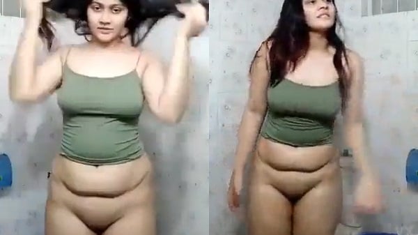 नहाते हुए चूत दिखाई फेसबुक लाइव पर रंडी लड़की ने – वीडियो