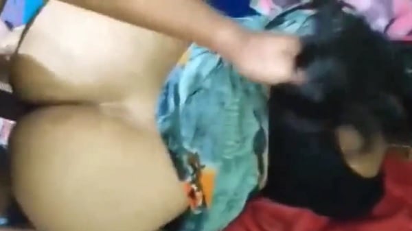 सेक्सी आंटी की बड़ी गांड को पकड के उसकी चोटी के बाल खिंच के चोदने का वीडियो.देखें जवान लवर के लंड की मार खाती सेक्सी आंटी.