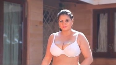 इंडियन बस्टी आंटी ने स्विमिंग पूल में सेक्सी बॉडी दिखा के लड़के को बहकाया और फिर बाथरूम में उसके पास चुदवाया, देखें सेक्सी वीडियो.