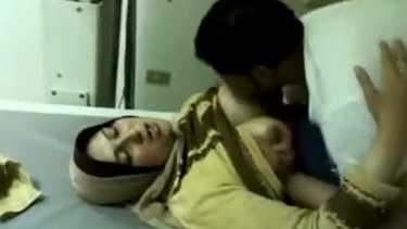 विधवा मुस्लिम नर्स आंटी के बूब्स मसल के चोदा देसी पोर्न वीडियो