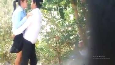 पार्क में खड़े खड़े चुदाई करते नेपाली कॉलेज स्टूडेंट्स को चुपके से फिल्माया