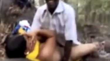साउथ इंडियन रंडी को ऑफिसर के नोकर ने चोदा   वीडियो