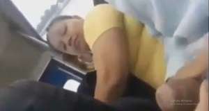 चलती बस में औरत ने हिलाया अनजान यात्री का लंड
