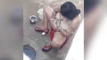 चूत पर साबुन लगा के नहाती हुई मुस्लिम आंटी का वीडियो