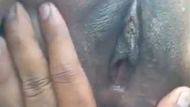 खेत में वेश्या कॉलगर्ल को लिटा के उसकी काली चूत का वीडियो बनाया
