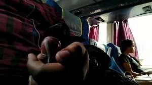 आदमी ने बस में लड़की के सामने मुठ मारी देसी सेक्स वीडियो