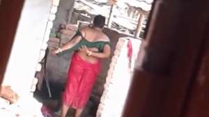 खुले में नहाती हुई मजदुर आंटी का मोबाइल बीएफ वीडियो