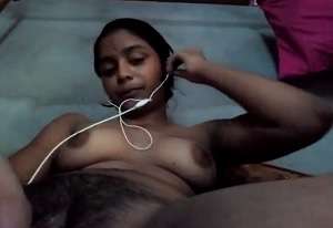 तमिल न्यूड लड़की ने सेक्स चेटिंग करते हुए चूत में बैगन लिया वीडियो