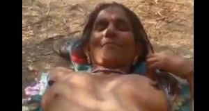 शादीशुदा देहाती आंटी को फसा कर जंगल में चुदाई की देसी पोर्न वीडियो