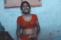 यंग देसी लड़की को बॉयफ्रेंड ने प्यार से कपडे उतार कर चोदा देसी सेक्स वीडियो