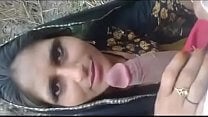 गाँव की सेक्सी औरत बड़ा लंड चूस रही हैं इंडियन देसी सेक्स वीडियो
