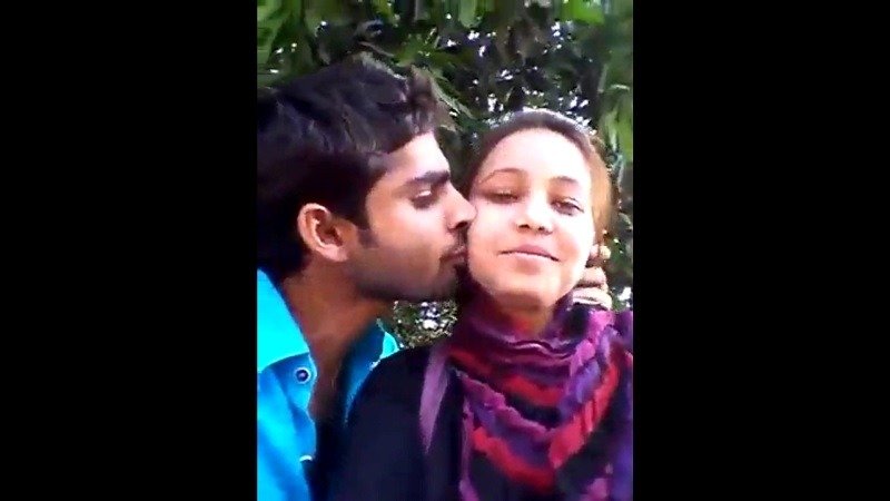 मुस्लिम बॉयफ्रेंड में गार्डन में लड़की को किस किया