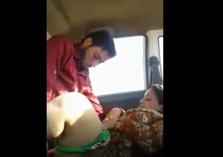 Desi Pakistani aunty bf clip Car me driver ke sath chudai ki