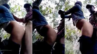 जंगल में गर्लफ्रेंड की जींस खिसकाकर डॉगीस्टाइल चूत मारता बॉयफ्रेंड