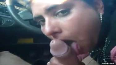 पाकिस्तानी लड़की ने कार में चुसा बॉयफ्रेंड का लंड