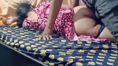 अंकुर दोपहर को रोटी खाने आया तो पलंग पर सोयी हुई बीवी की जवानी ने उसका लंड खड़ा कर दिया. पलंग पर हुई इंडियन बुर चुदाई आप देखें वीडियो में.