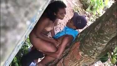 अफ्रीकन लौंडी को नंगी होकर पेड़ की आड़ में चुदाई करते हुए स्पाई कैमरे से रिकॉर्ड किया